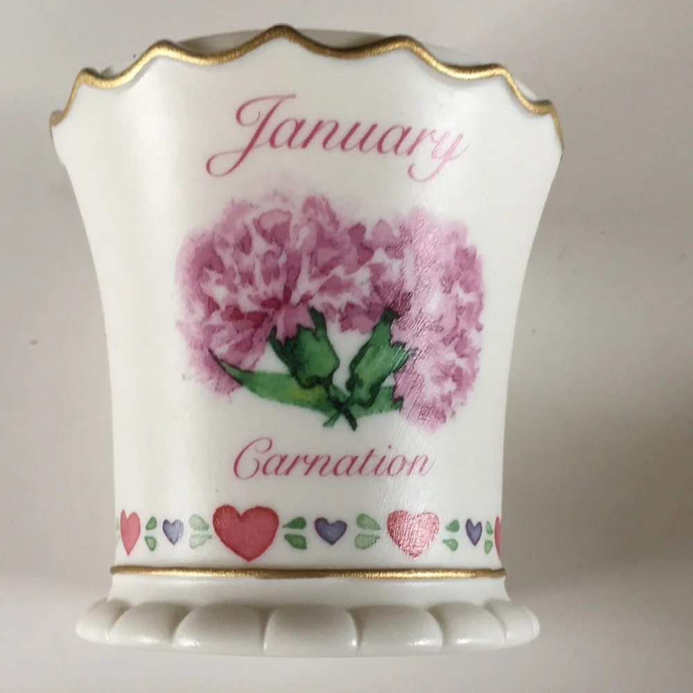 🦋 Avon’s Birthmonth Flower Candle - January